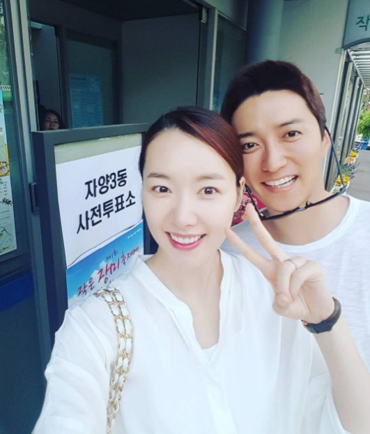 배우 소이현(왼쪽)과 인교진 부부가 지난 5일 서울시 광진구 자양 3동 사전투표소를 방문해 사전투표를 마친 뒤 기념 촬영하고 있다. <인스타그램 캡쳐>